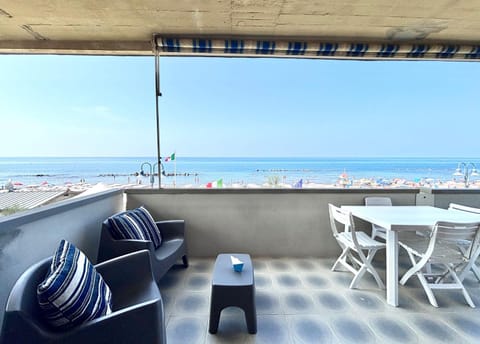 View (from property/room), Balcony/Terrace, Dining area, Sea view