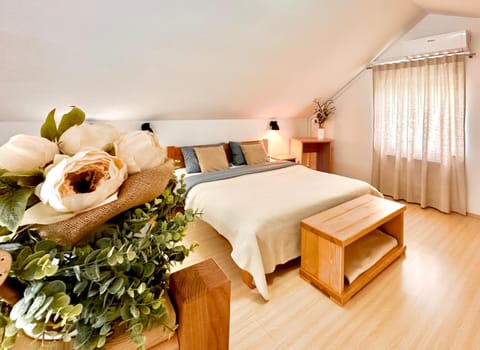 Bed, Photo of the whole room, Bedroom, air conditioner