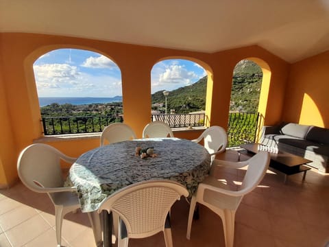 Property building, Patio, Balcony/Terrace