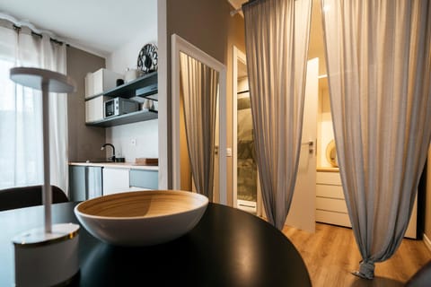 Coffee/tea facilities, Kitchen or kitchenette, Dining area, minibar, toaster, kitchen