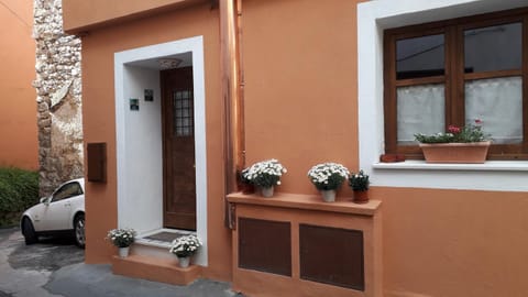 Patio, Facade/entrance