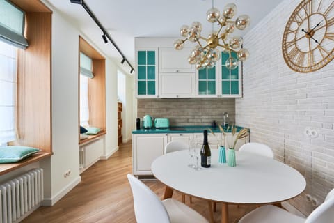 Kitchen or kitchenette, Dining area