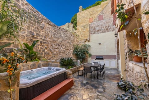Patio, Natural landscape, Garden, Hot Tub, Pool view