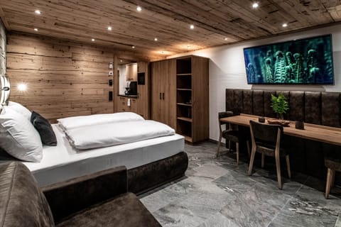 Bed, Photo of the whole room, Dining area, Bedroom