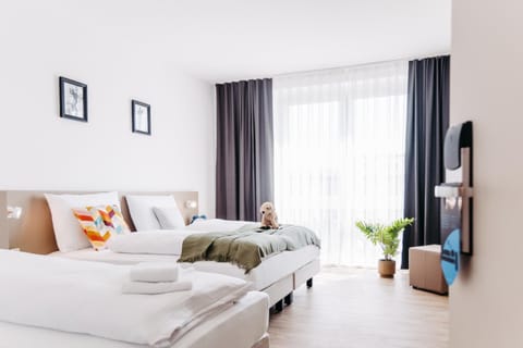 Bed, TV and multimedia, Living room, Photo of the whole room, Seating area, Bedroom, towels