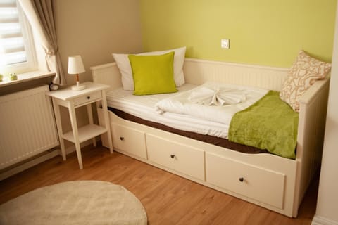 Bed, Living room, Photo of the whole room, Bedroom, towels