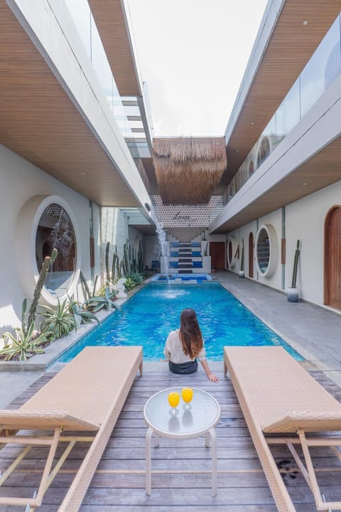 Swimming pool, sunbed