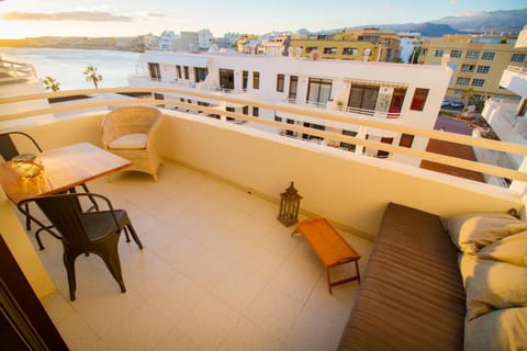 Balcony/Terrace, Seating area, Dining area, On site, City view, Sea view