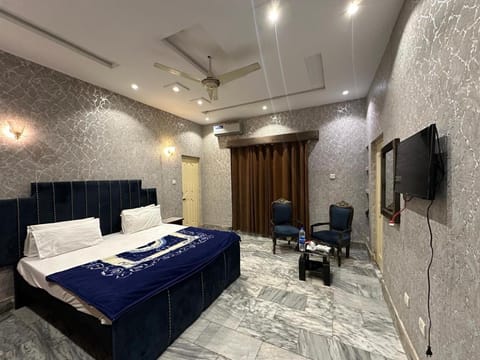 Communal lounge/ TV room, Bed, TV and multimedia, Living room, Photo of the whole room, Seating area, Bedroom, fireplace, air conditioner