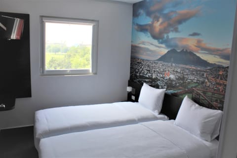 Photo of the whole room, Decorative detail