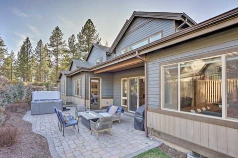 Luxury Mt Bachelor Retreat with Hot Tub and Patio House in Deschutes River Woods