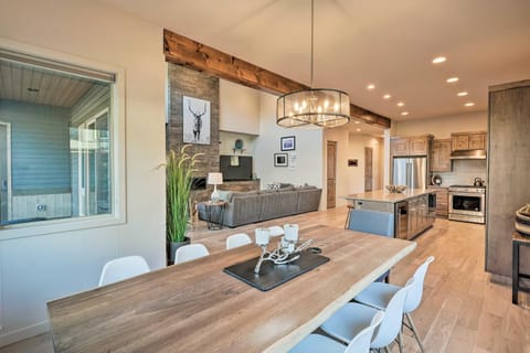 Luxury Mt Bachelor Retreat with Hot Tub and Patio House in Deschutes River Woods