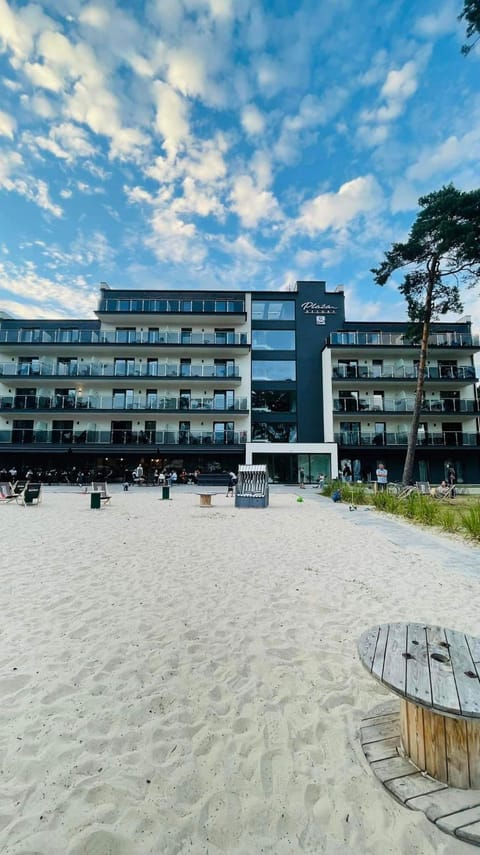 Property building, Restaurant/places to eat, Garden, Beach, Garden view