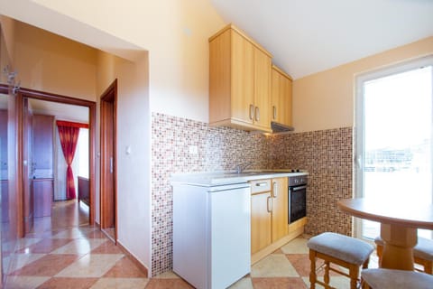 Kitchen or kitchenette, Dining area, oven, stove