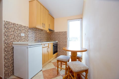 Kitchen or kitchenette, Dining area, oven, stove