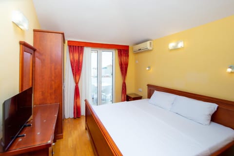 Bed, TV and multimedia, Photo of the whole room, Bedroom, wardrobe, air conditioner