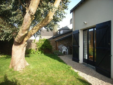 Property building, Facade/entrance, Garden