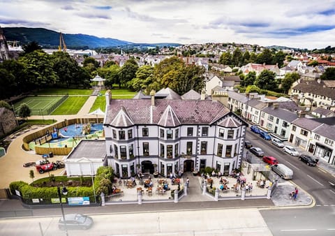 Neighbourhood, Bird's eye view, Children play ground, Evening entertainment, Garden view, Mountain view, Sea view, Sports, Entertainment, Meals, English/Irish breakfast, Lunch, Alcoholic drinks, Certificate/Award, Family, Quiet street view