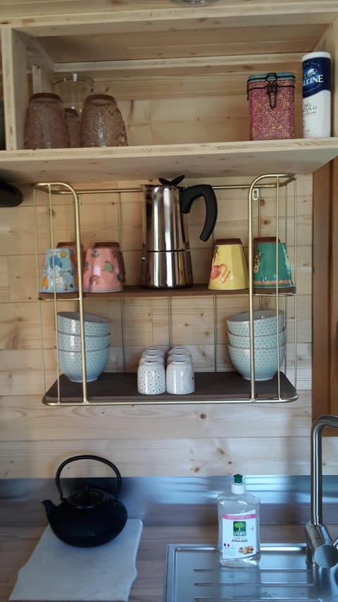 Coffee/tea facilities, Kitchen or kitchenette, Decorative detail
