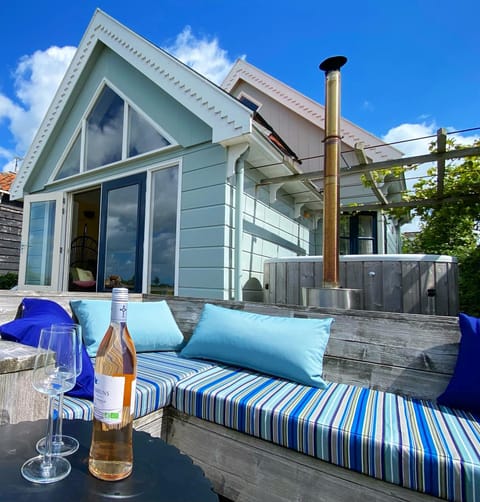 Property building, Patio, Balcony/Terrace, Balcony/Terrace