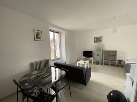 Appartement Rénové avec Cuisine Américaine et WIFI, Proche des Thermes Saint Roch - FR-1-541-32 Apartment in Centre-Val de Loire