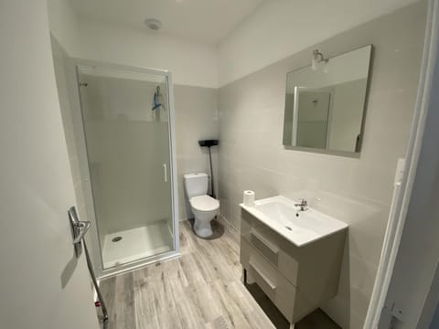 Appartement Rénové avec Cuisine Américaine et WIFI, Proche des Thermes Saint Roch - FR-1-541-32 Apartment in Centre-Val de Loire