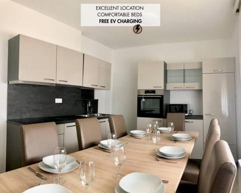 Kitchen or kitchenette, Dining area, stove