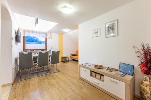 TV and multimedia, Living room, Seating area, Dining area, Certificate/Award