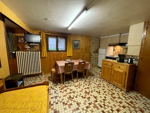 Bed, TV and multimedia, Kitchen or kitchenette, Dining area, stove