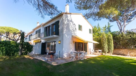 Property building, Day, Garden, Garden view