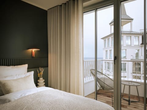 Bed, View (from property/room), Balcony/Terrace, Bedroom, Lake view