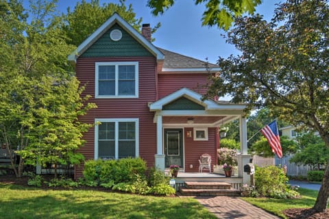 Day Trips to Boyne Mtn! Downtown Charlevoix Duplex House in Charlevoix