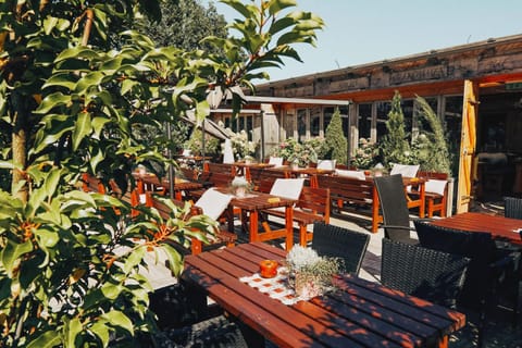 Restaurant/places to eat, Garden, Evening entertainment, Dinner