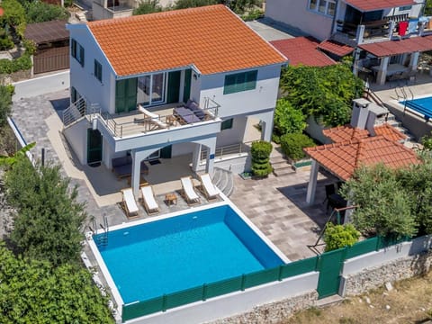 BBQ facilities, Balcony/Terrace, Seating area, Swimming pool, air conditioner