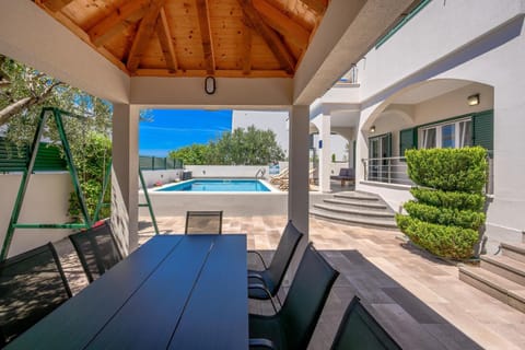 BBQ facilities, Balcony/Terrace, Dining area, Swimming pool