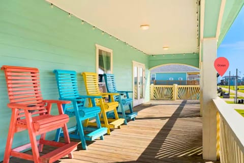 Steps to Beach! 4BR Designer Home Fire Pit House in Bolivar Peninsula