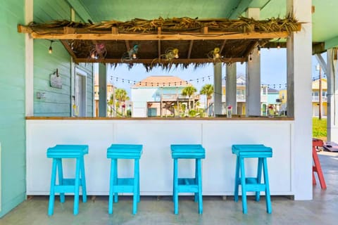 Steps to Beach! 4BR Designer Home Fire Pit House in Bolivar Peninsula