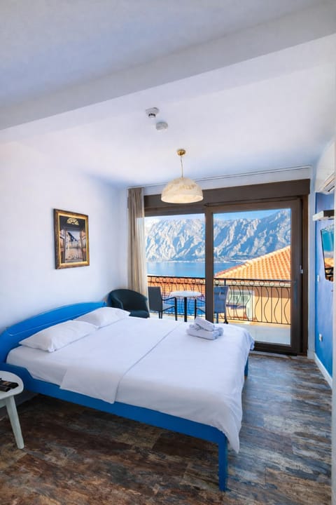 Bed, Natural landscape, Photo of the whole room, Bedroom