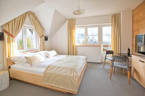 Bed, Balcony/Terrace, Photo of the whole room, Mountain view
