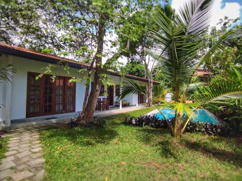 Property building, Patio, Facade/entrance, Garden, On site, Swimming pool