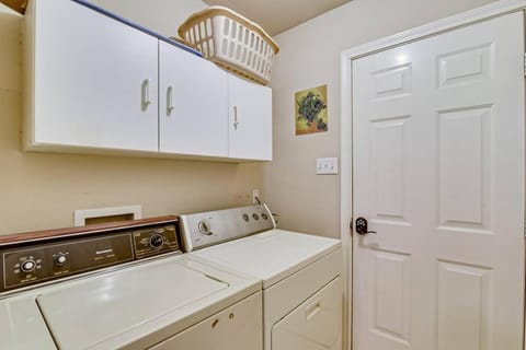 PRIVATE POOL w/Full Amenities by BLD & Joe Pool LK House in Mansfield