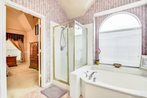 PRIVATE POOL w/Full Amenities by BLD & Joe Pool LK House in Mansfield