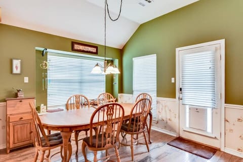 PRIVATE POOL w/Full Amenities by BLD & Joe Pool LK House in Mansfield