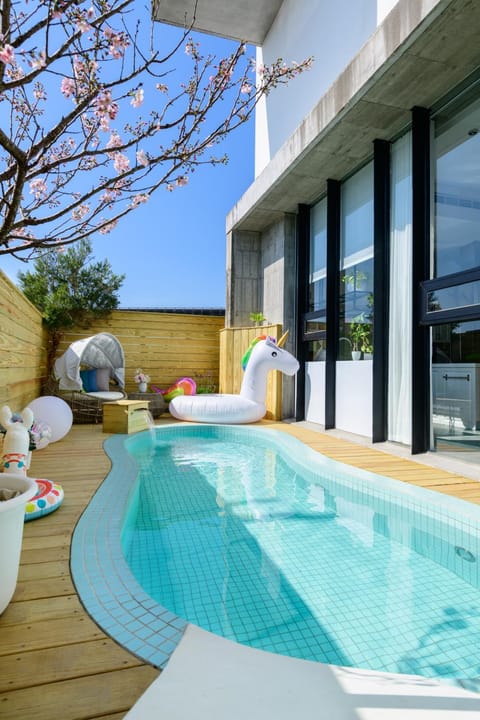 Swimming pool, Swimming pool
