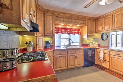 Simple Cranberry and Wine Farm Home with Fire Pit! House in Wisconsin