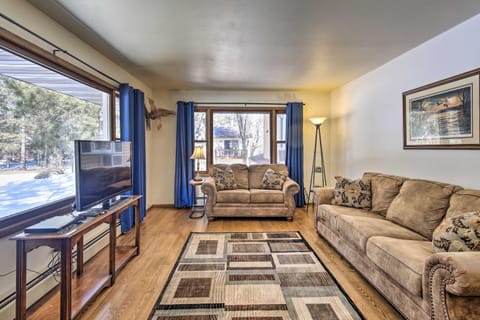 Simple Cranberry and Wine Farm Home with Fire Pit! House in Wisconsin