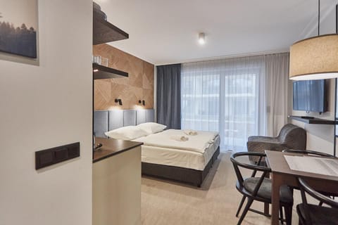 Bed, TV and multimedia, Photo of the whole room, Seating area, Bedroom