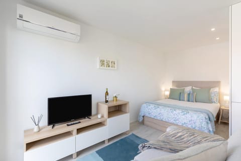 Bed, air conditioner
