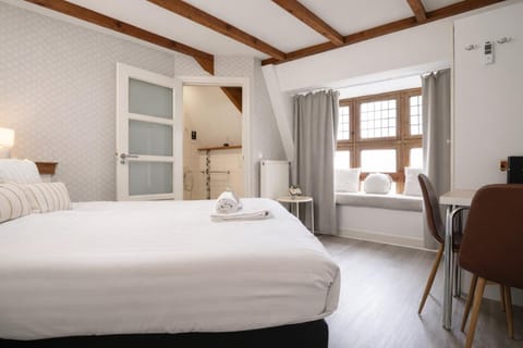 Bed, TV and multimedia, Coffee/tea facilities, View (from property/room), Photo of the whole room, Seating area, Bedroom, City view, River view, Street view, towels
