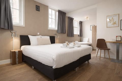 Bed, Coffee/tea facilities, Photo of the whole room, Seating area, Bedroom, towels